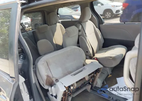 2017 Toyota Sienna Le 8 Passenger z USA, uszkodzony, nr VIN 5TDKZ3DC5HS806235